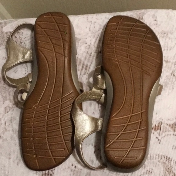 EASY SPIRIT LEATHER SANDAL Sz6W. SILVER W/FLOWERS - Picture 2 of 5